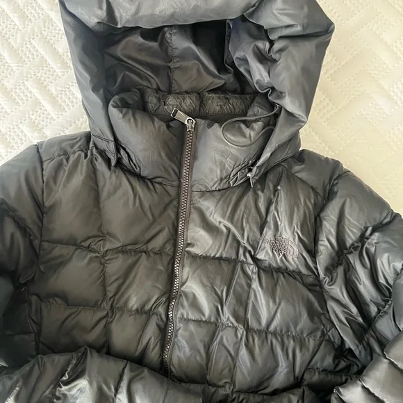 The North Face Women's Black Puffer Jacket - Picture 7 of 10